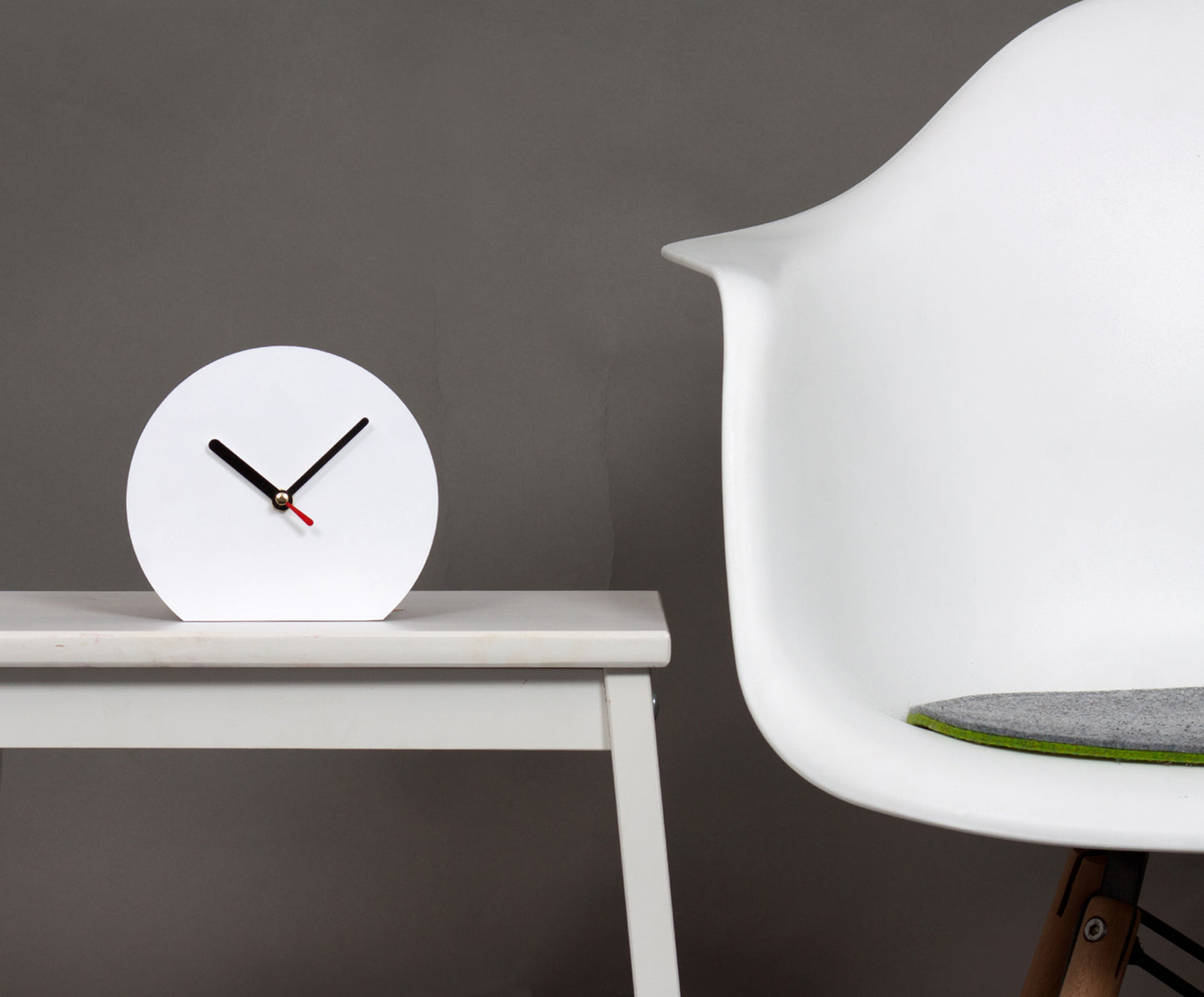 Tischuhr - Typo - Kreiszahl - Kreative Uhr für Nerds