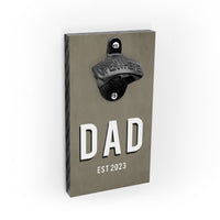 Wandflaschenöffner mit Magnet für Väter - DAD - Verschiedene coole Farben wählbar - Jahreszahl eingeben - Frischgebackener Papa - Geschenk