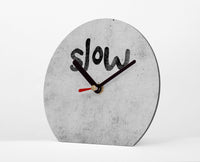 Tischuhr - Typo - Slow - Thema Zeit - Reminder Achtsamkeit - Typografisch - Kreative Uhr