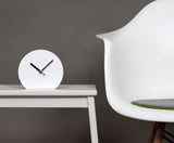 Minimalistische Tischuhr - Verschiedene Striche auf Ziffernplatt optional - 19 Farben für die Uhr wählbar - Uhr zum Hinstellen - Leise - 15cm