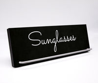 Schicker Sonnenbrillenhalter - Sunglasses - Praktische und schöne Aufhängung für Sonnenbrillen mit schöner Typo - Schwarz Weiß