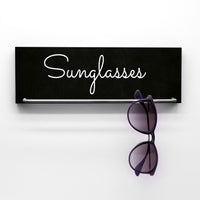Schicker Sonnenbrillenhalter - Sunglasses - Praktische und schöne Aufhängung für Sonnenbrillen mit schöner Typo - Schwarz Weiß