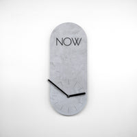 Schicke Uhrform - NOW - Reminder an Achtsamkeit - Im Jetzt leben - Nowuhr - Grau - Ziffernblatt - 2 Größen - Leises Uhrwerk - Handmade