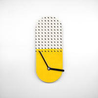 Schicke Uhrform - Sonniges Gelb mit Punkten auf Weiß - Mit und ohne Zahlen - 2 verschiedene Größen - Leises Uhrwerk - Handmade