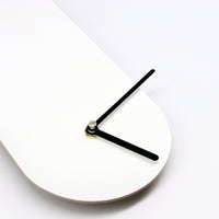 Schicke Uhrform - Wood & Color - Holzoptik mit geometrischen Farbelementen - Mit und ohne Zahlen - 2 Größen - Leises Uhrwerk - Handmade