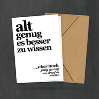 Spruchkarte - Alt genug es besser zu wissen, aber noch jung genug... - Postkarte zum Geburtstag - Alter - Typocard - 2 Karten - 1 Umschlag