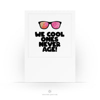 Geburtstagskarte - We Cool Ones Never Age - Postkarte für Partner Freunde und Familie - Witzig für jedes Alter - 2 Karten und 1 Umschlag