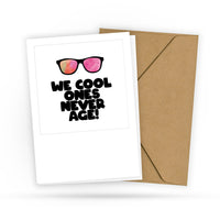 Geburtstagskarte - We Cool Ones Never Age - Postkarte für Partner Freunde und Familie - Witzig für jedes Alter - 2 Karten und 1 Umschlag