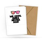 Geburtstagskarte - We Cool Ones Never Age - Postkarte für Partner Freunde und Familie - Witzig für jedes Alter - 2 Karten und 1 Umschlag