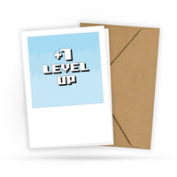 Nerdige Geburtstagskarte - 1 Level Up - Lustige Karte für Gamer Zocker Videospieler Mann und Frau - Retrostyle Geek - 2 Karten - 1 Umschlag