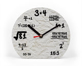 Tischuhr - Typo - Mathe Nerd - Lustige und kreative Uhr mit Mathe Rechnungen - Lehrer oder Schüler Geschenk