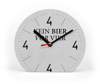 Tischuhr - Typo - Kein Bier Vor Vier - Lustige Uhr zum Schmunzeln - Feierabend