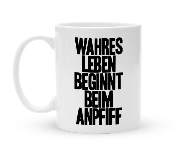 Tasse für Fußballer - Wahres Leben beginnt beim Anpfiff - Kaffeebecher zum Schmunzeln - 325 ml - Handmade