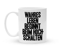 Tasse für Rennsportler - Wahres Leben beginnt beim Hochschalten - Kaffeebecher zum Schmunzeln - 325 ml - Handmade