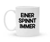 Tasse mit Spruch - Einer spinnt immer - Kaffeebecher zum Schmunzeln - 325 ml - Handmade