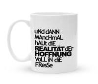 Tasse mit Spruch - Und dann manchmal haut die Realität der Hoffnung voll in die Fresse  - Kaffeebecher zum Schmunzeln - 325 ml - Handmade