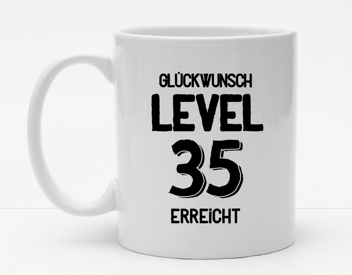 Personalisierbare Tasse mit Namen und Alter - Nächstes Level erreicht - 325ml - Handmade