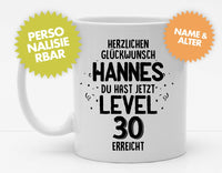 Personalisierbare Tasse mit Namen und Alter - Nächstes Level erreicht - 325ml - Handmade