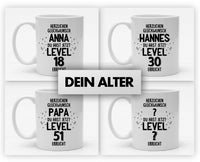Personalisierbare Tasse mit Namen und Alter - Nächstes Level erreicht - 325ml - Handmade
