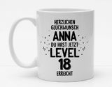 Personalisierbare Tasse mit Namen und Alter - Nächstes Level erreicht - 325ml - Handmade