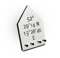 Schlüsselbrett - Deine Koordinaten von Zuhause - Hausform - 4 Haken - Typografie - Personalisierbar - Handmade